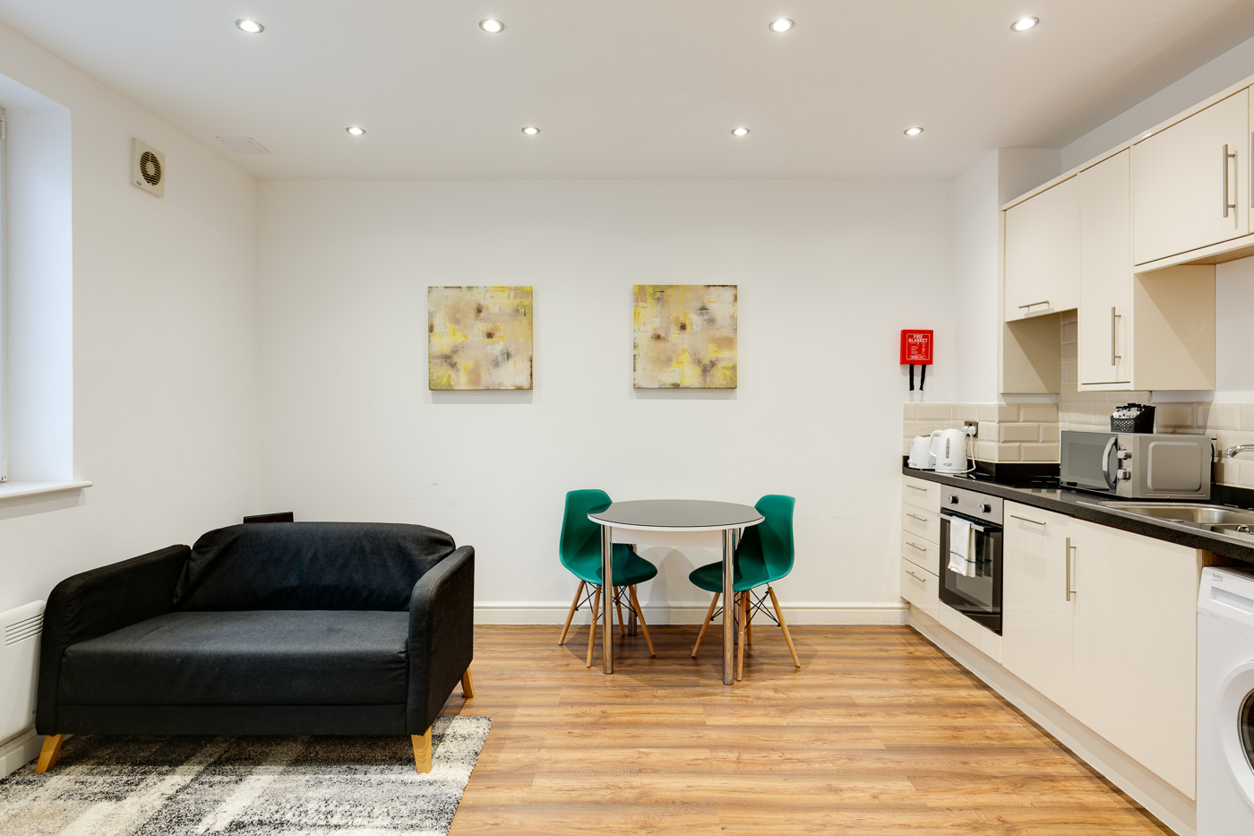 Swindon Two Bedroom Two Bathroom Serviced Apartment Living Area (1)