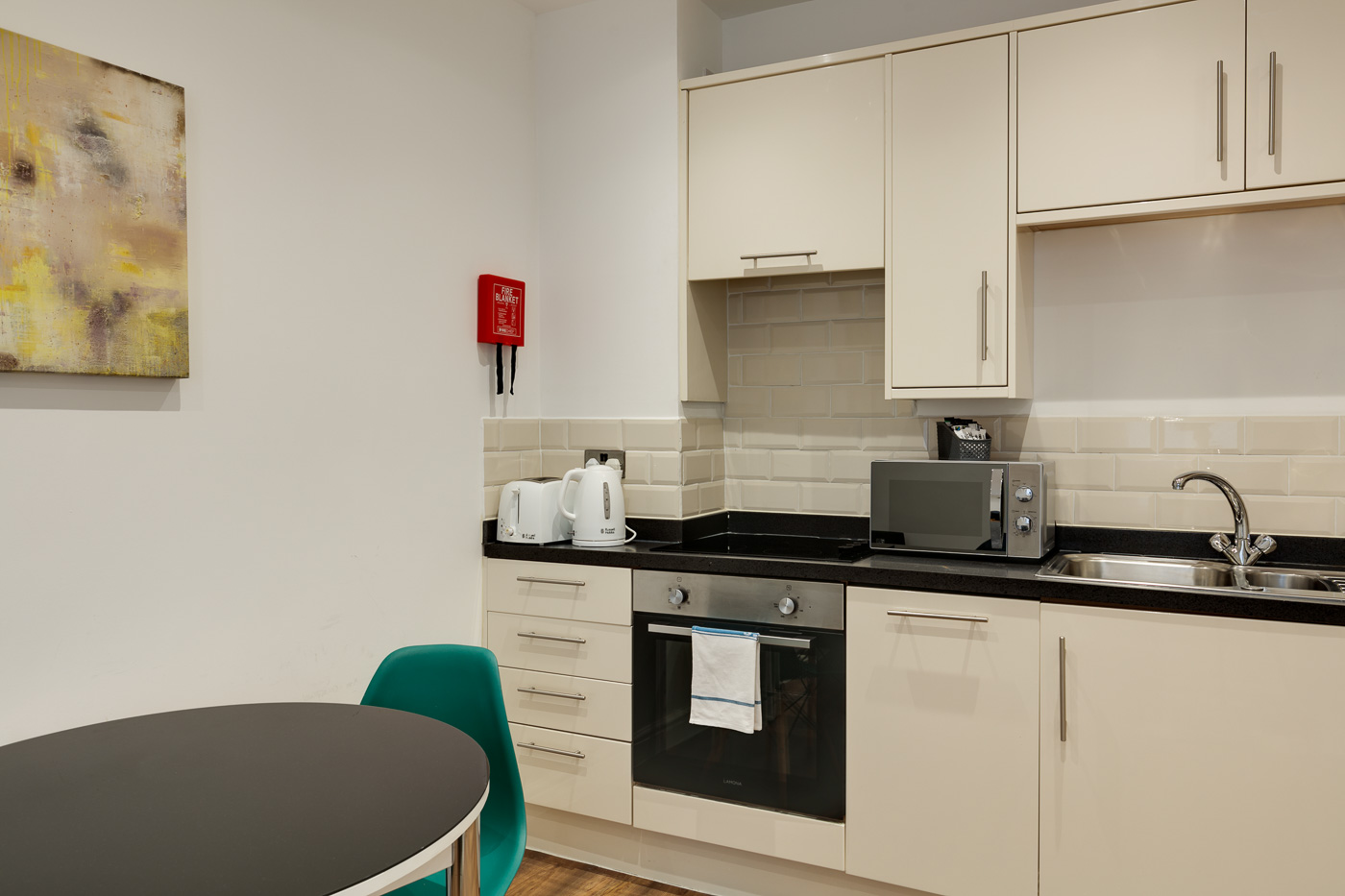Swindon Two Bedroom Two Bathroom Serviced Apartment Kitchen (1)