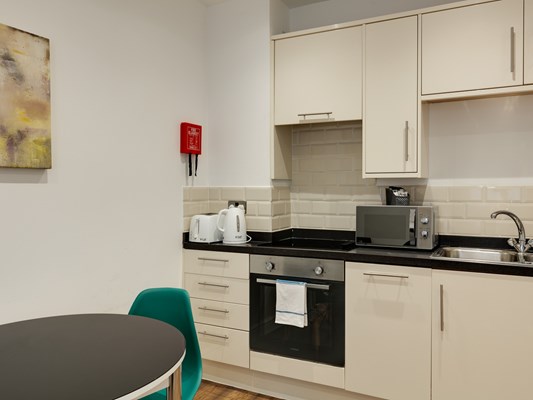 Swindon Two Bedroom Two Bathroom Serviced Apartment Kitchen (1)