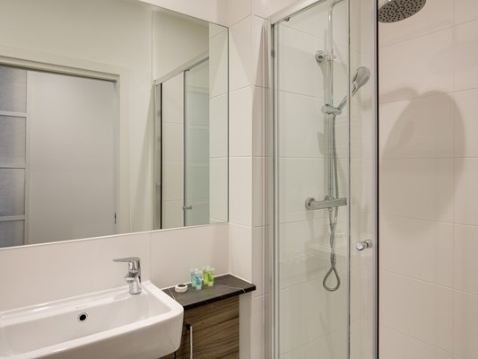 Reading One Bedroom Open Plan Serviced Apartment Bathroom & Shower