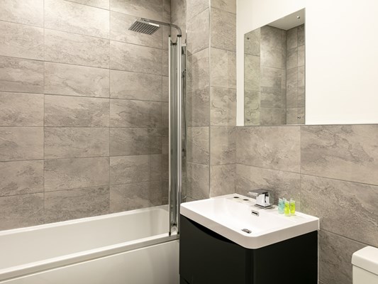 Swindon One Bedroom Executive Serviced Apartment Bathroom & Shower
