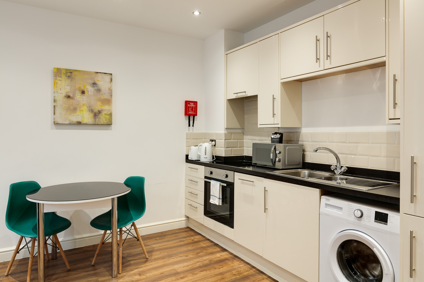 Swindon Two Bedroom Two Bathroom Serviced Apartment Open Plan Kitchen (1)