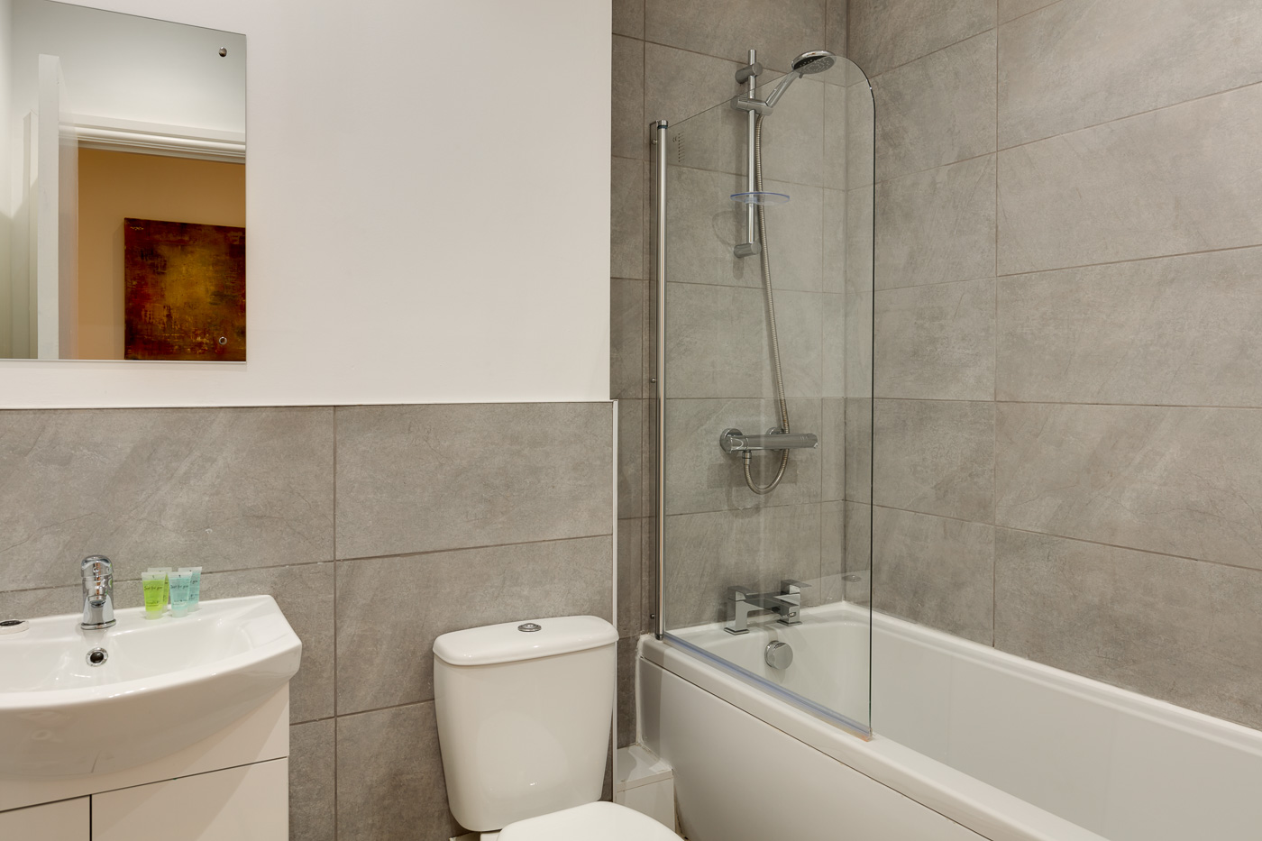 Swindon Two Bedroom Two Bathroom Serviced Apartment Bathroom 1 (1)