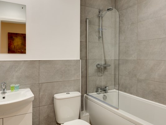 Swindon Two Bedroom Two Bathroom Serviced Apartment Bathroom 1 (1)