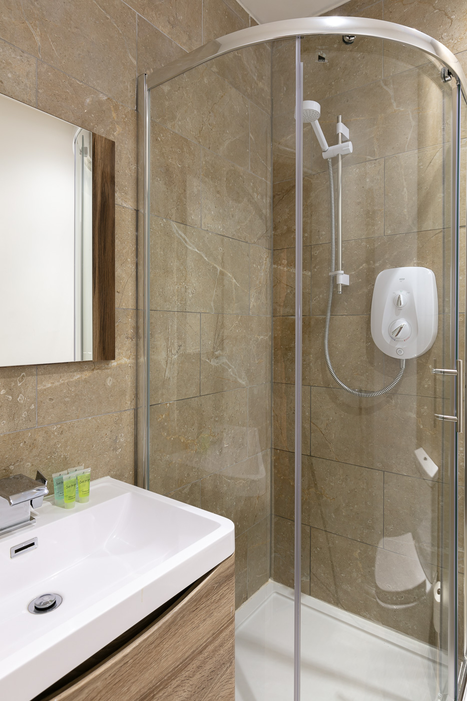 Swindon One Bedroom Serviced Apartment Shower
