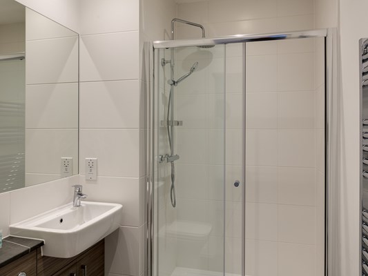 Reading One Bedroom Serviced Apartment Shower Bathroom
