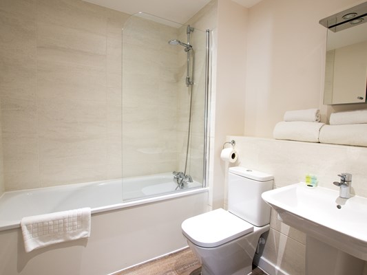 Charles Hope Southampton City Apartments 1 And 2 Bedroom Apartment Bathroom.B 1