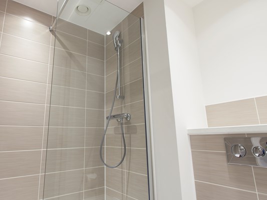 Charles Hope Birmingham City Apartments 2 Bedroom Apartment Shower Room.A