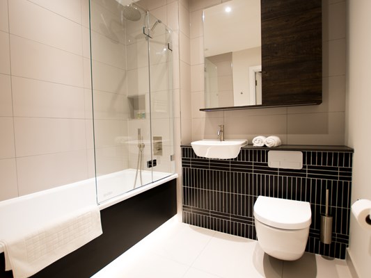 Charles Hope Heathrow North 1 Bedroom Apartment Bathroom
