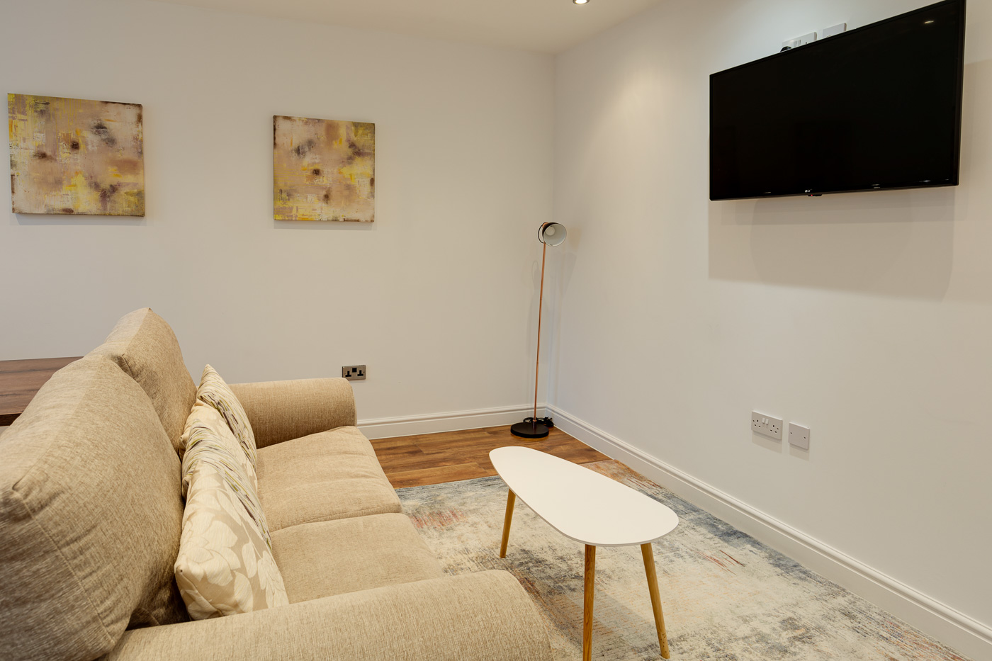 Swindon One Bedroom Shower Only Serviced Apartment Lounge & TV