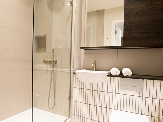 Charles Hope Heathrow North 2 Bedroom Apartment Shower Room