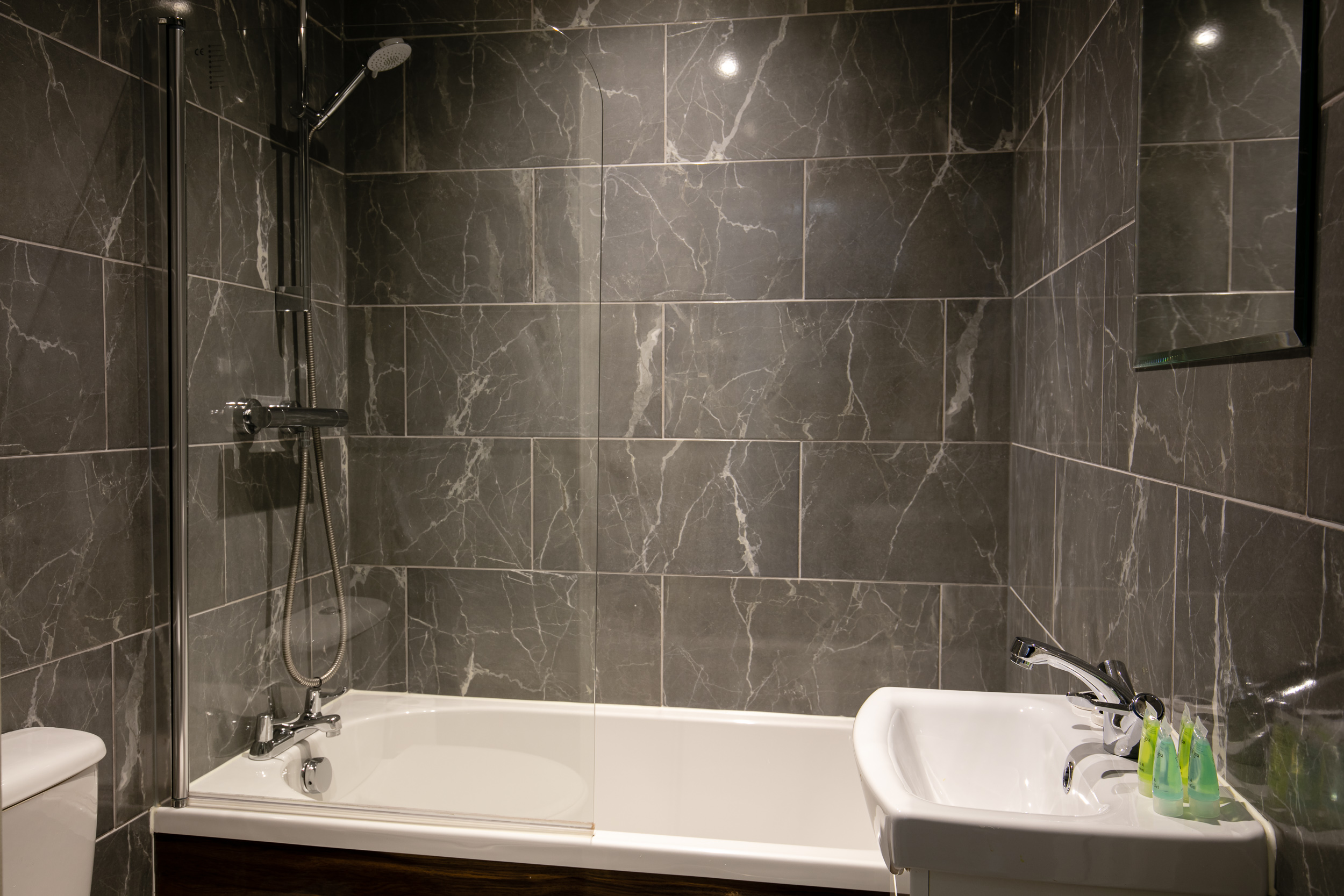 Swindon Two Bedroom Executive Serviced Apartment Bathroom