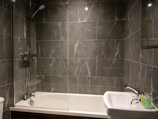 Swindon Two Bedroom Executive Serviced Apartment Bathroom