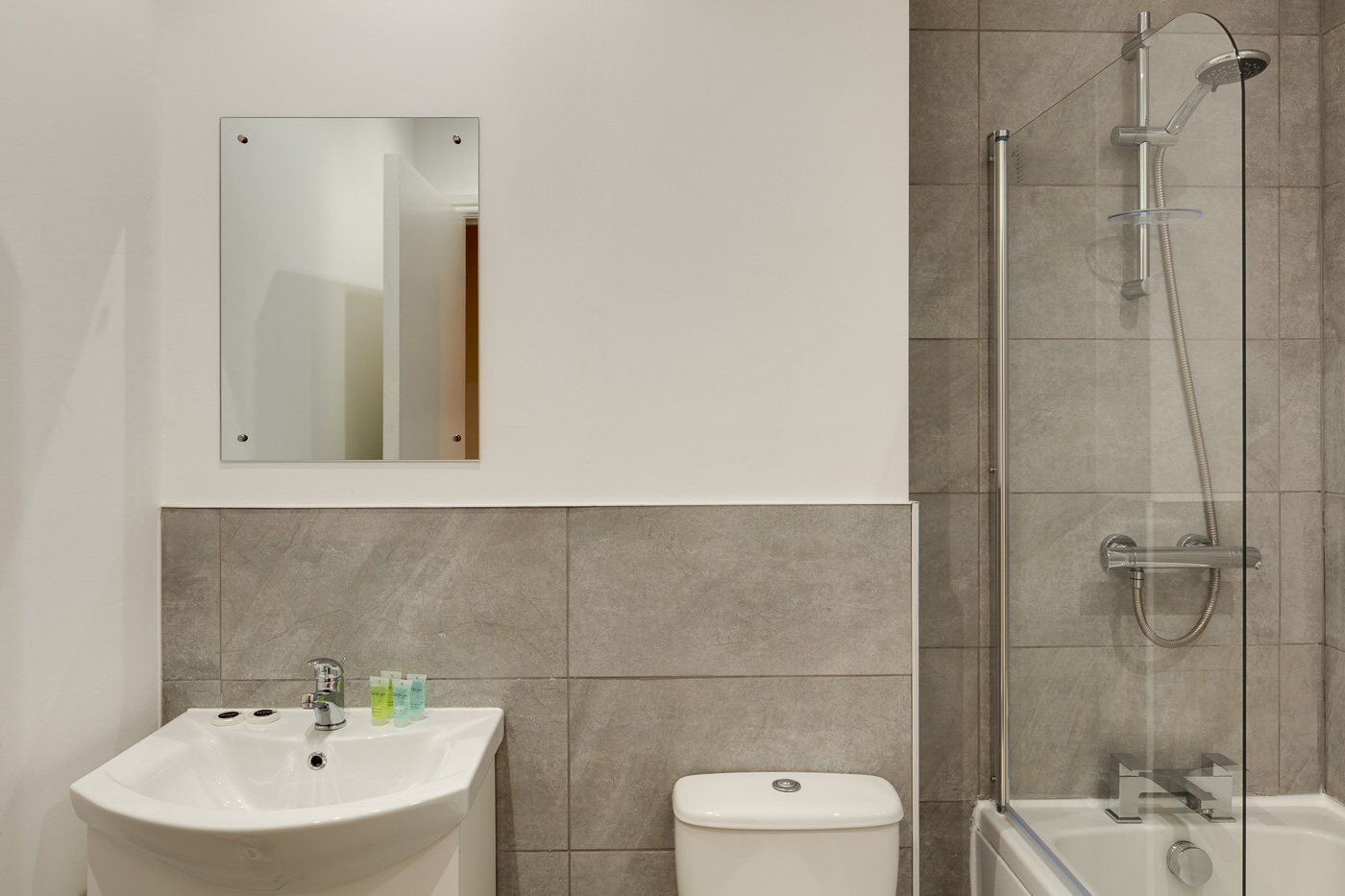 Swindon Two Bedroom Serviced Apartment Bathroom & Shower (1)