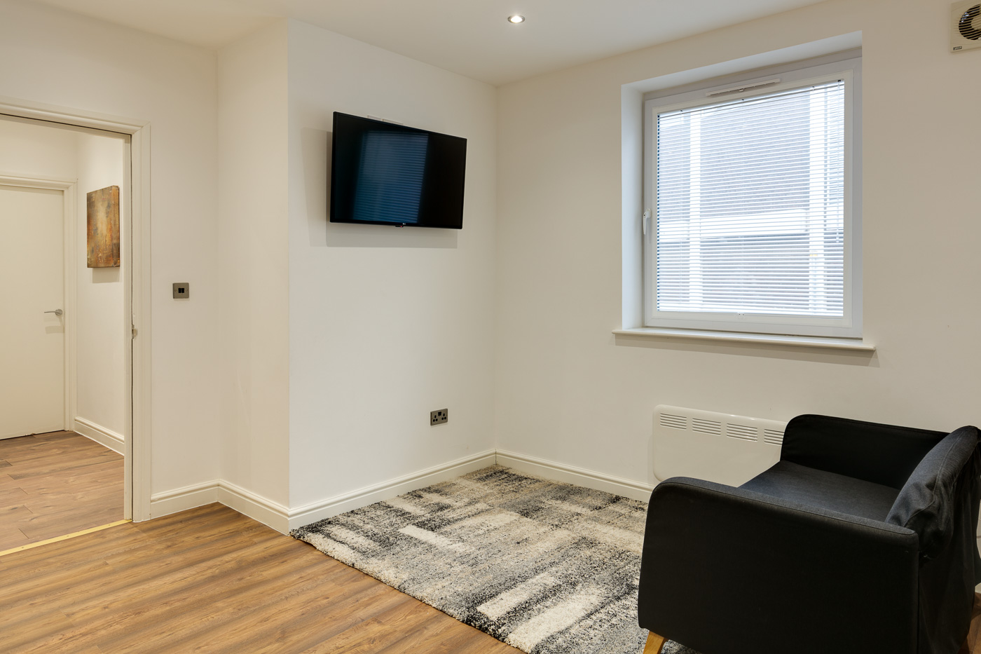 Swindon Two Bedroom Two Bathroom Serviced Apartment Passage & Living Area (1)
