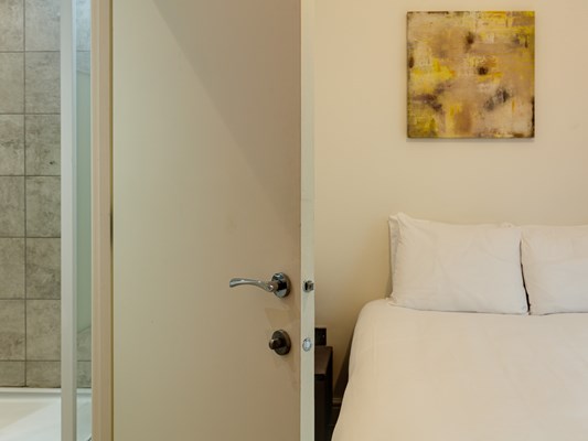 Swindon Two Bedroom Two Bathroom Serviced Apartment Main Bedroom En Suite Bathroom (1)