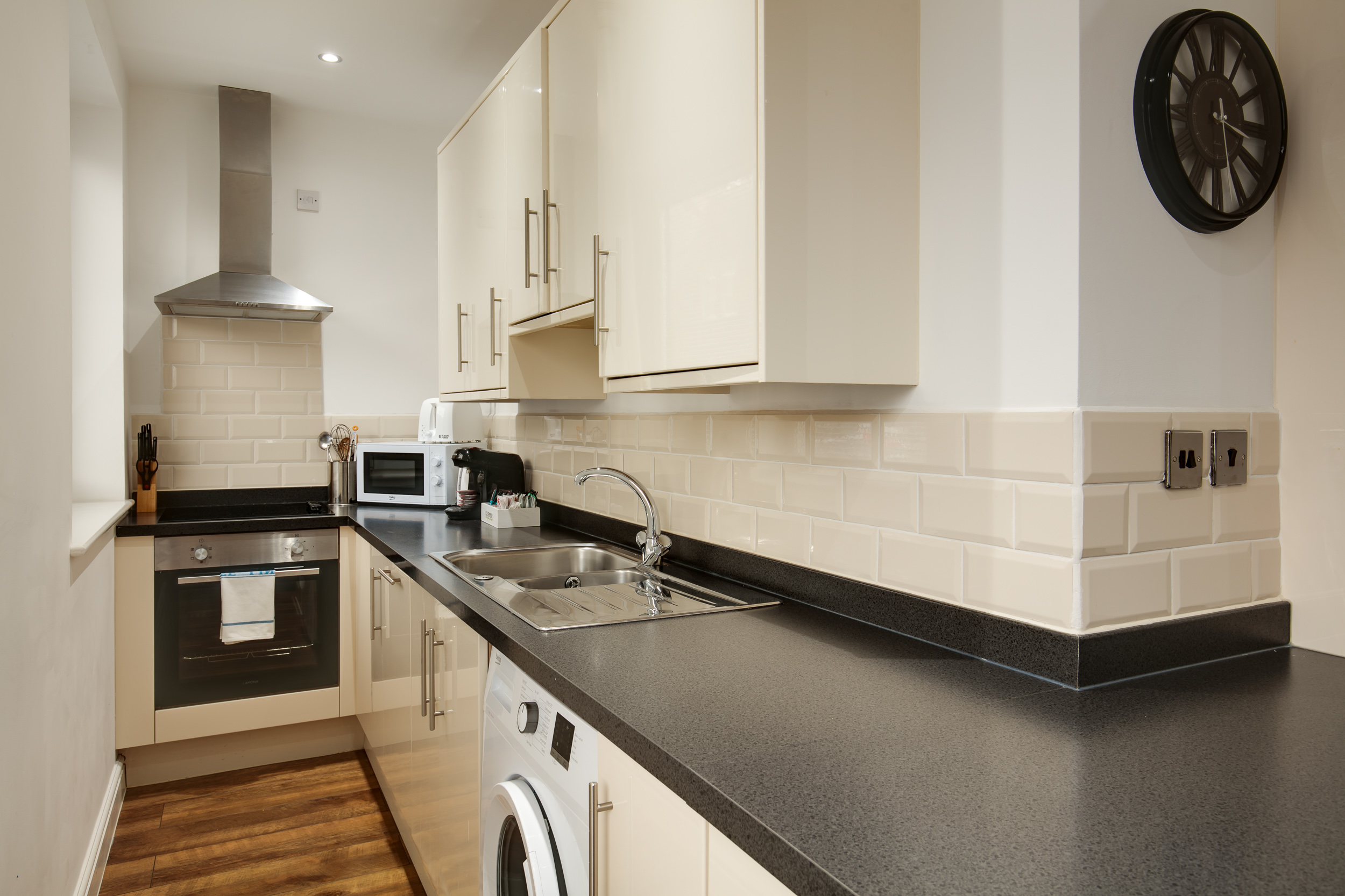 Swindon Two Bedroom Serviced Apartment Spacious Kitche Area