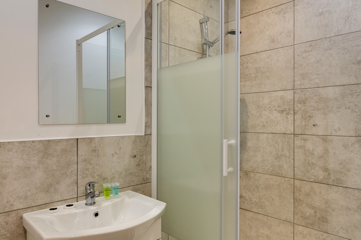 Swindon Two Bedroom Two Bathroom Serviced Apartment Main Bathroom (1)