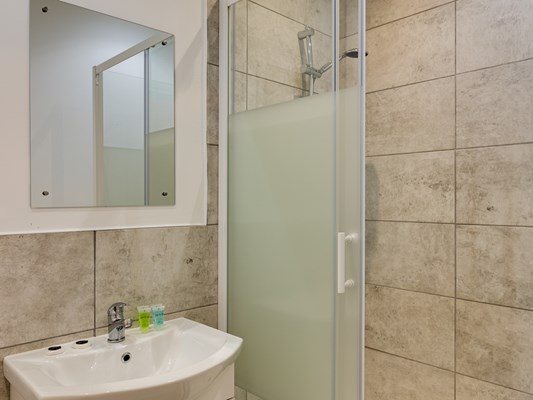 Swindon Two Bedroom Two Bathroom Serviced Apartment Main Bathroom (1)