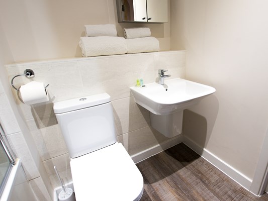 Charles Hope Southampton City Apartments 2 Bedroom Apartment Bathroom.A