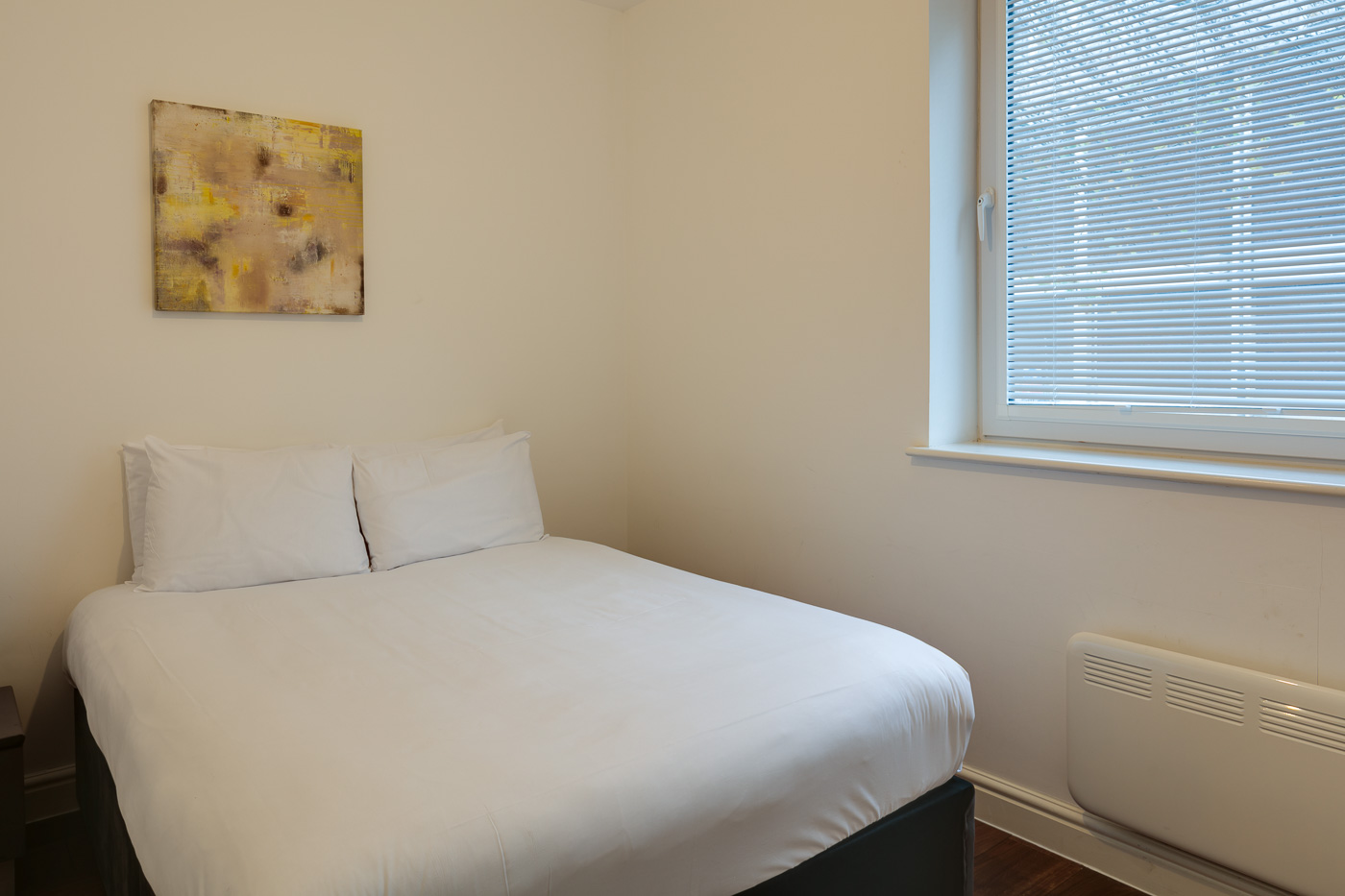 Swindon Two Bedroom Two Bathroom Serviced Apartment Main Bedroom (1)