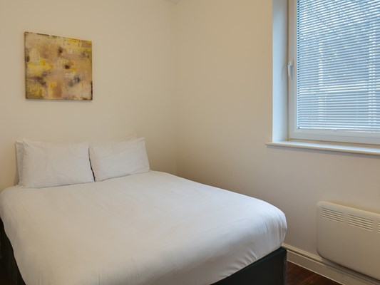 Swindon Two Bedroom Two Bathroom Serviced Apartment Main Bedroom (1)