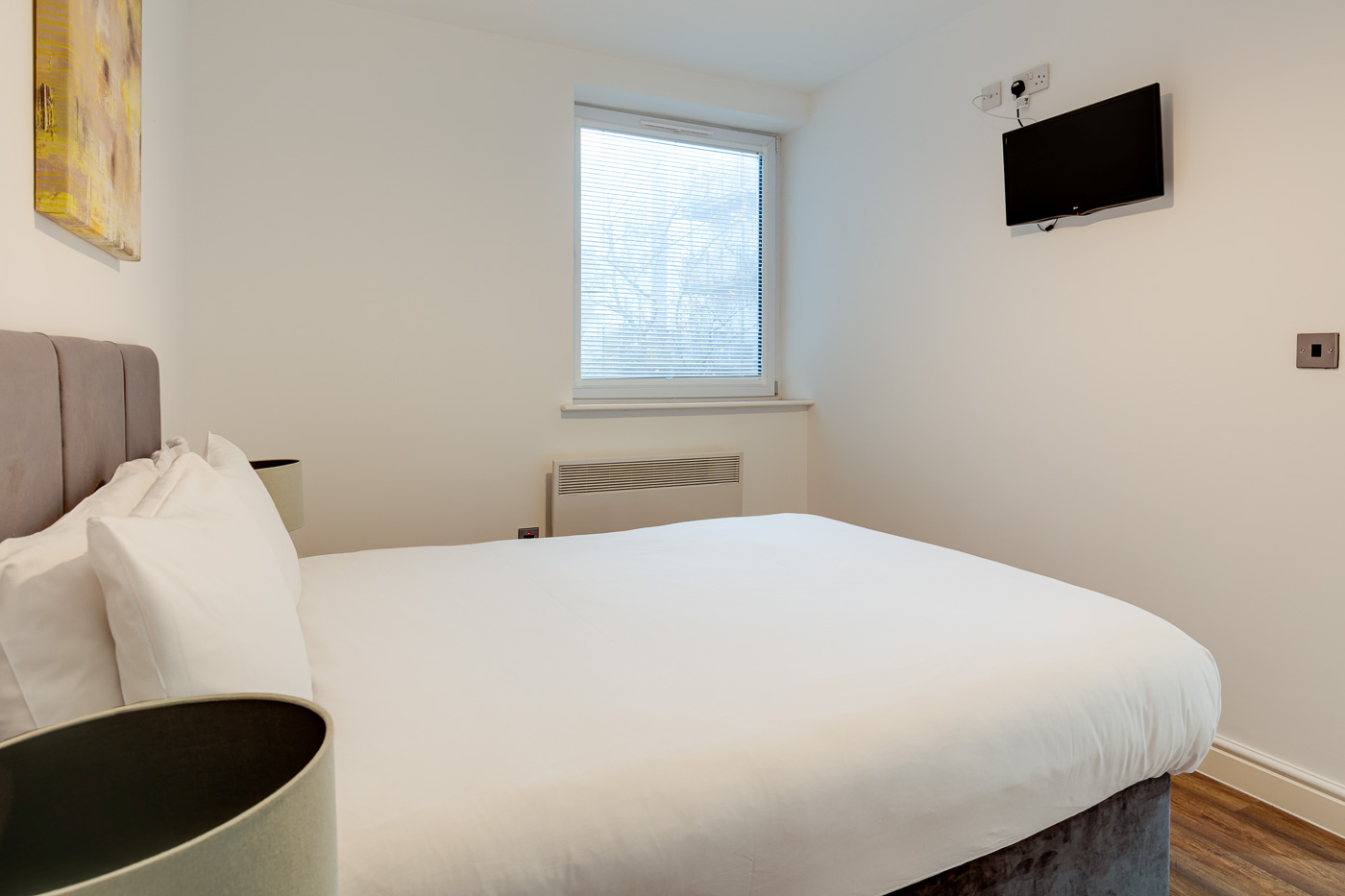 Swindon One Bedrrom Shower Only Serviced Apartment Bedroom & TV